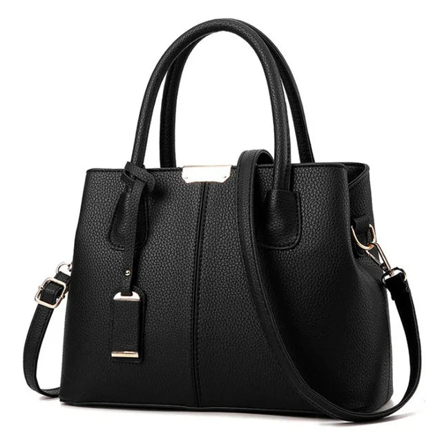 Schwarze Lederhandtasche mit Schulterriemen, elegante Damenmode, stilvolles Accessoire.