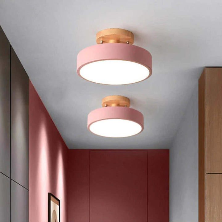 Rosa Deckenleuchte aus Holz und Metall, modernes Design, ideal für Wohnzimmer oder Flurbeleuchtung.
