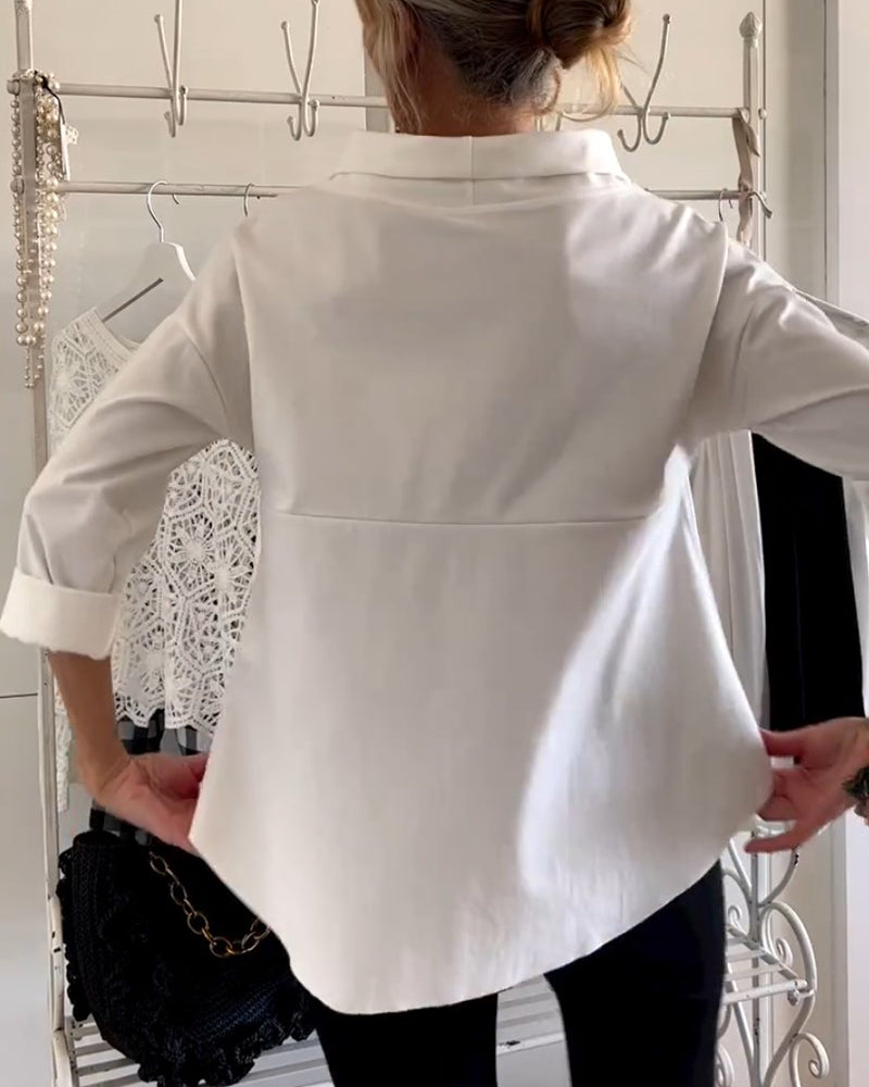 Frau in weißer Bluse, Rückansicht, modisch, elegantes Design, Damenmode, Kleiderständer.