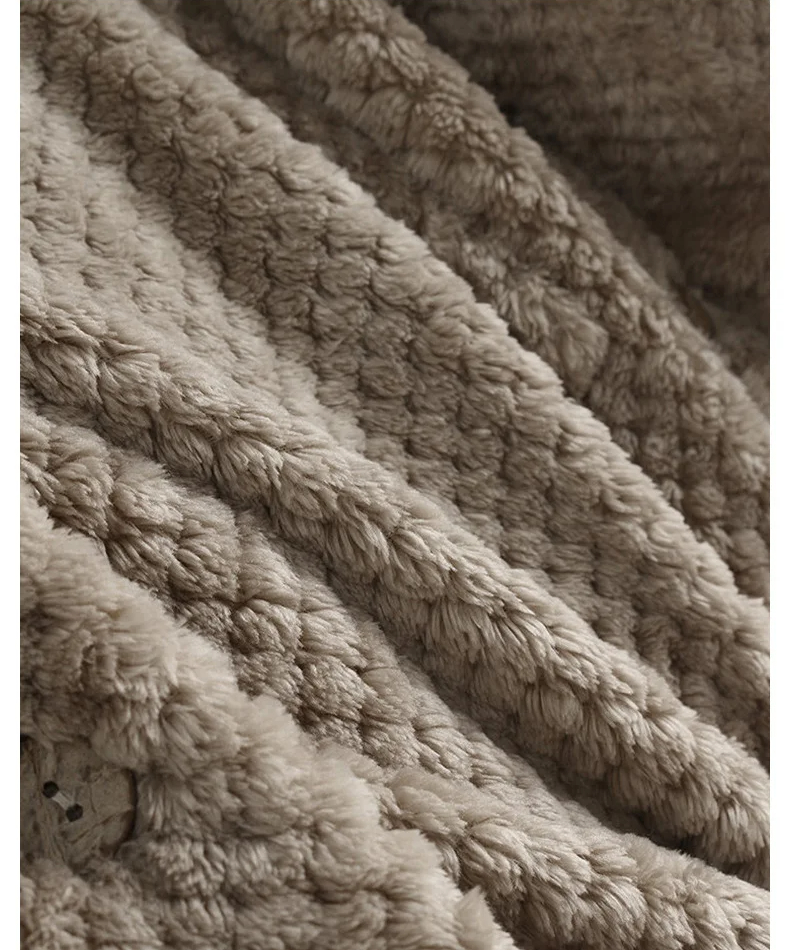 Braune Plüschdecke, weiches Material, gemütlich, warm, ideal für Wohnzimmer oder Schlafzimmer.