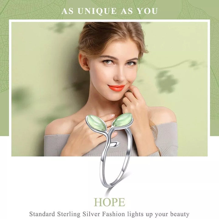 Silberring mit grünen Blättern, elegantes Design, Damenmode, Schmuckaccessoire.