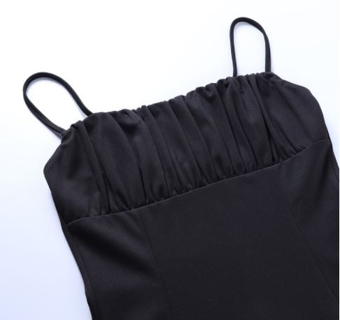 Schwarzes Spaghettiträger-Kleid, elegantes Design, Damenmode, Abendkleid, knielang.