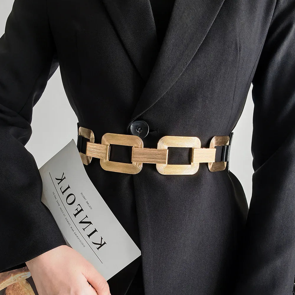Damen Blazer schwarz mit goldfarbenem Gürtel, elegantes Design, Modeaccessoire.