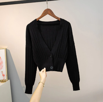 Schwarze Strickjacke Damen, V-Ausschnitt, Knöpfe, langärmelig, elegant, modisch, Herbstmode.