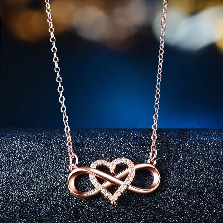 Herzkette mit Unendlichkeitssymbol, Roségold, Zirkonia, elegantes Schmuckdesign, Damenaccessoire.