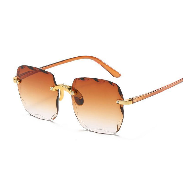 Braune Damen-Sonnenbrille, randlos, UV-Schutz, modisch, goldene Bügel, quadratische Gläser.