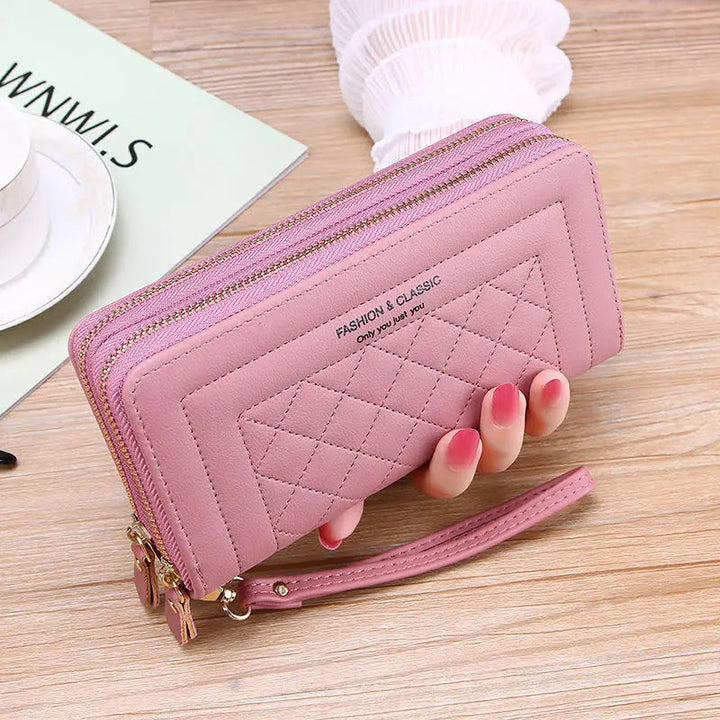 Rosa Damen-Geldbörse aus Leder mit Reißverschluss, elegantes Design, handgehalten.