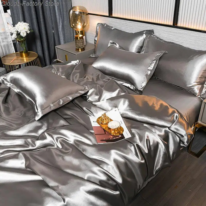 Luxuriöse silberne Satin-Bettwäsche-Set, glänzend, elegant, Schlafzimmer-Dekor, Kissenbezüge.