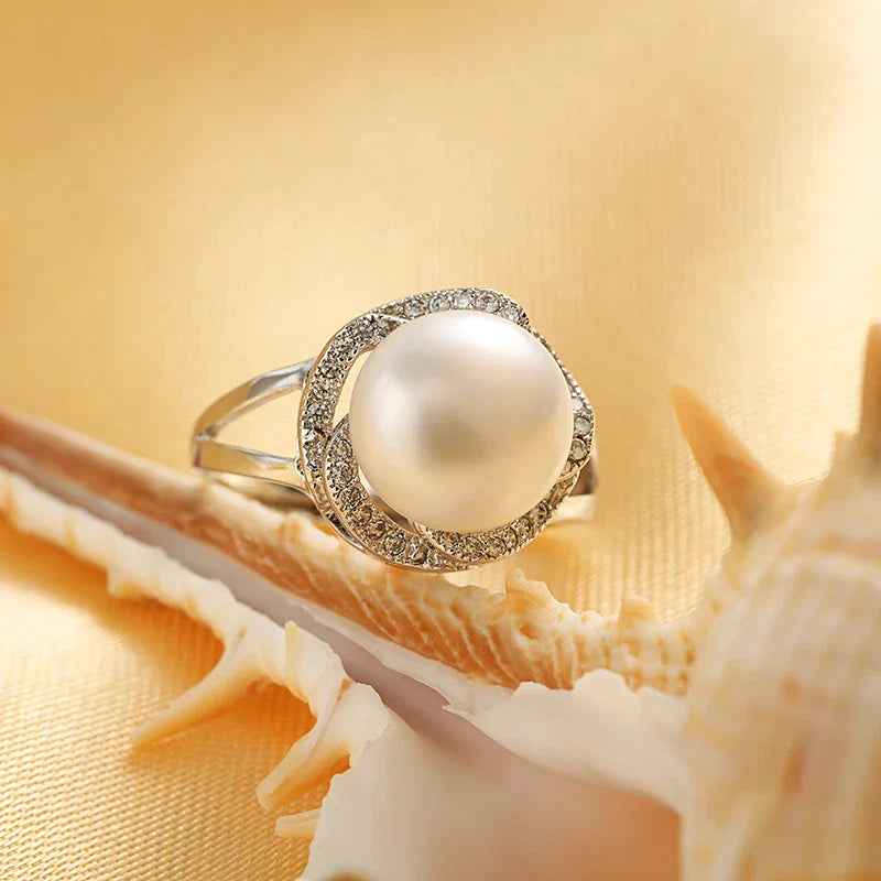 Silberring mit großer Perle und Zirkonia, eleganter Schmuck, Damenring, luxuriöses Design.