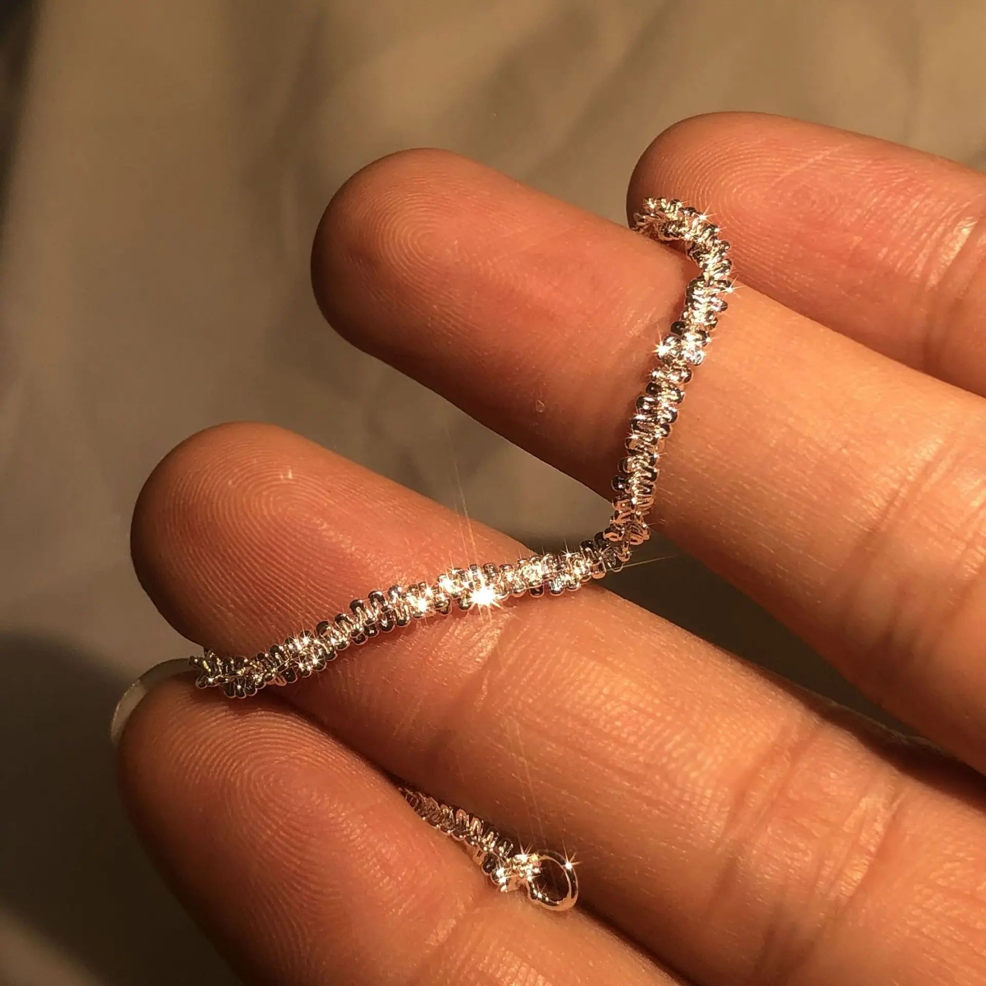 Silberne Diamantarmbandkette, funkelnd, elegant, Schmuck für Damen, Nahaufnahme.