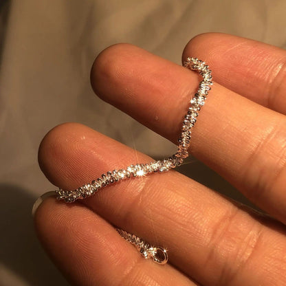 Silberne Diamantarmbandkette, funkelnd, elegant, Schmuck für Damen, Nahaufnahme.