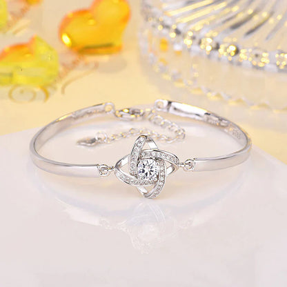 Silberarmband mit Kristall, elegantes Design, Damen-Schmuck, Geschenkidee, modisch, glänzend.