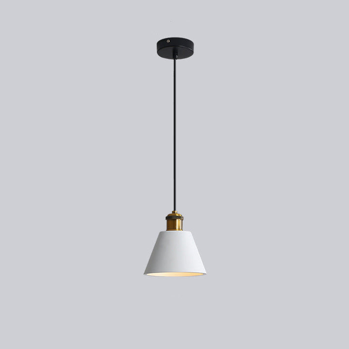Moderne Hängelampe, weißer Schirm, schwarzes Kabel, goldene Details, minimalistisch, Beleuchtung.