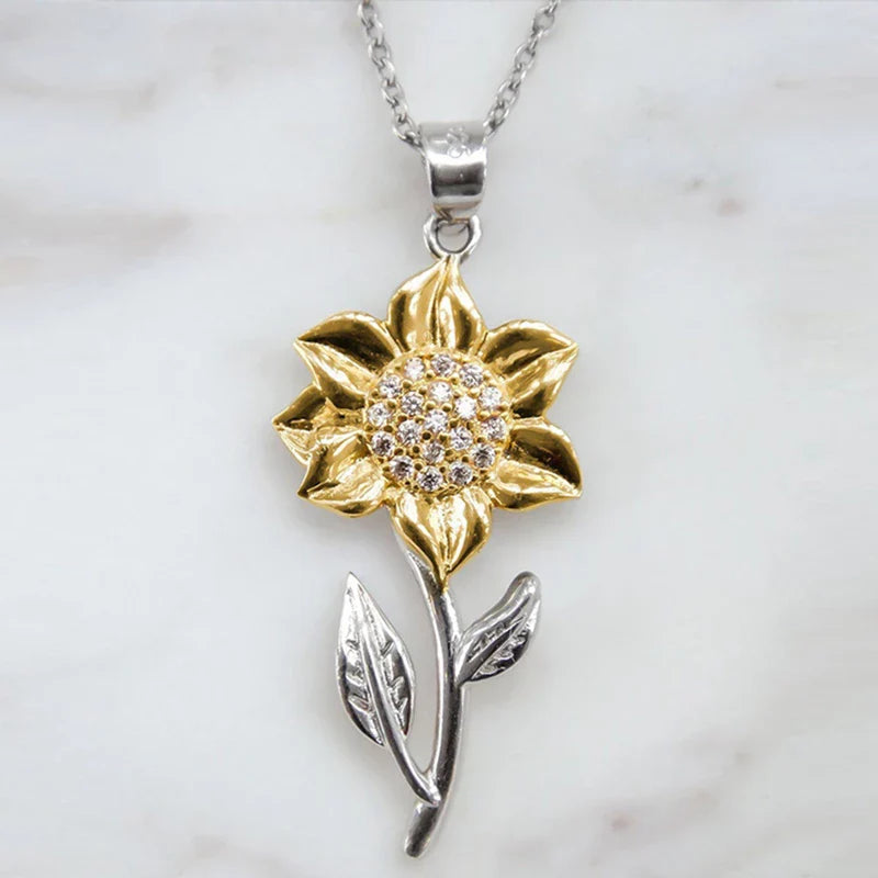 Goldene Sonnenblume Anhänger mit Strasssteinen, silberne Kette, Schmuck für Damen.
