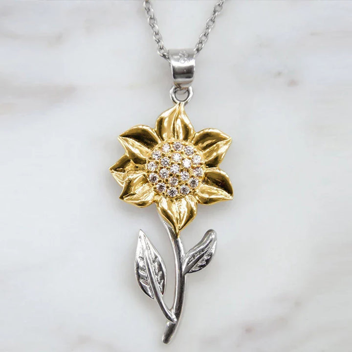 Goldene Sonnenblume Anhänger mit Strasssteinen, silberne Kette, Schmuck für Damen.