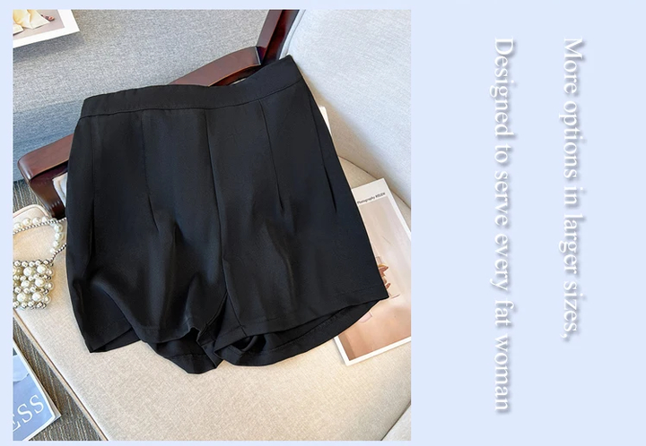 Schwarze Damen-Shorts aus Baumwolle auf grauem Sofa, elegante Sommermode.