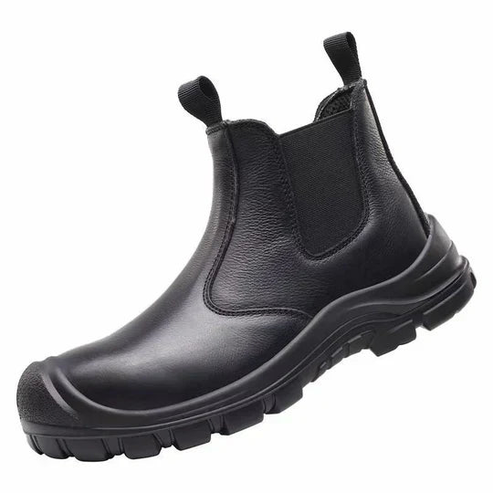 Jedna černá kožená kotníková bota s gumovým vsadkem a tahacími poutky, boční pohled na bílém pozadí 2