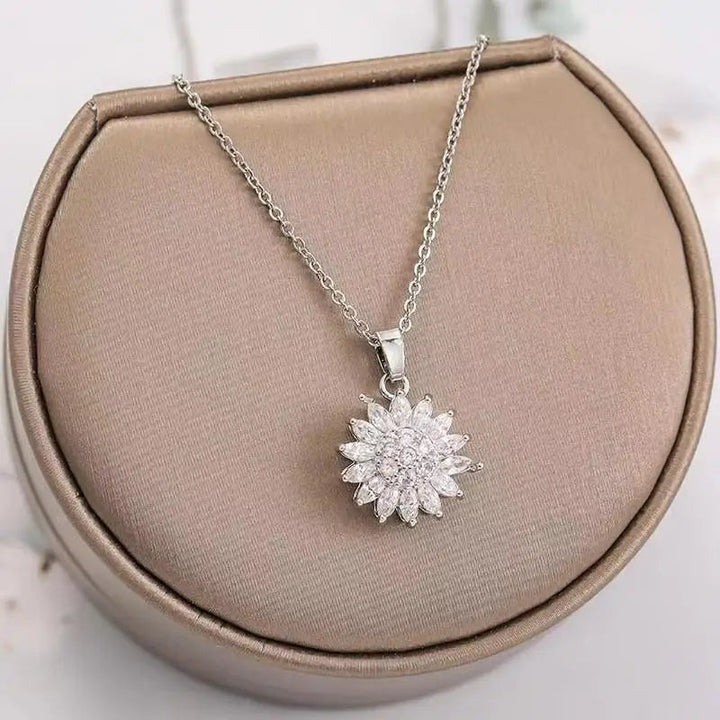Silberne Halskette mit funkelndem Blumenanhänger, eleganter Schmuck für Damen.