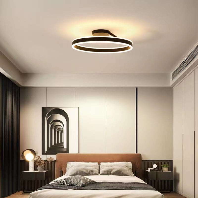 Moderne LED-Deckenleuchte im Schlafzimmer, schwarz-weiß, energiesparend, minimalistisches Design.