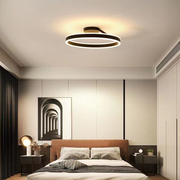 Moderne LED-Deckenleuchte im Schlafzimmer, schwarz-weiß, energiesparend, minimalistisches Design.