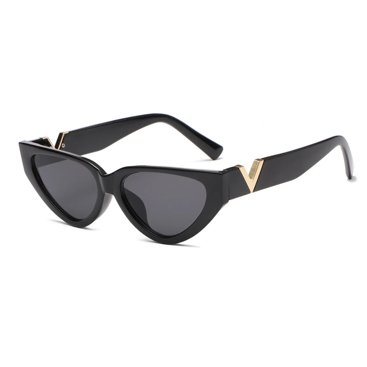 Schwarze Cat-Eye-Sonnenbrille mit goldenen Details, modisches Accessoire, UV-Schutz.