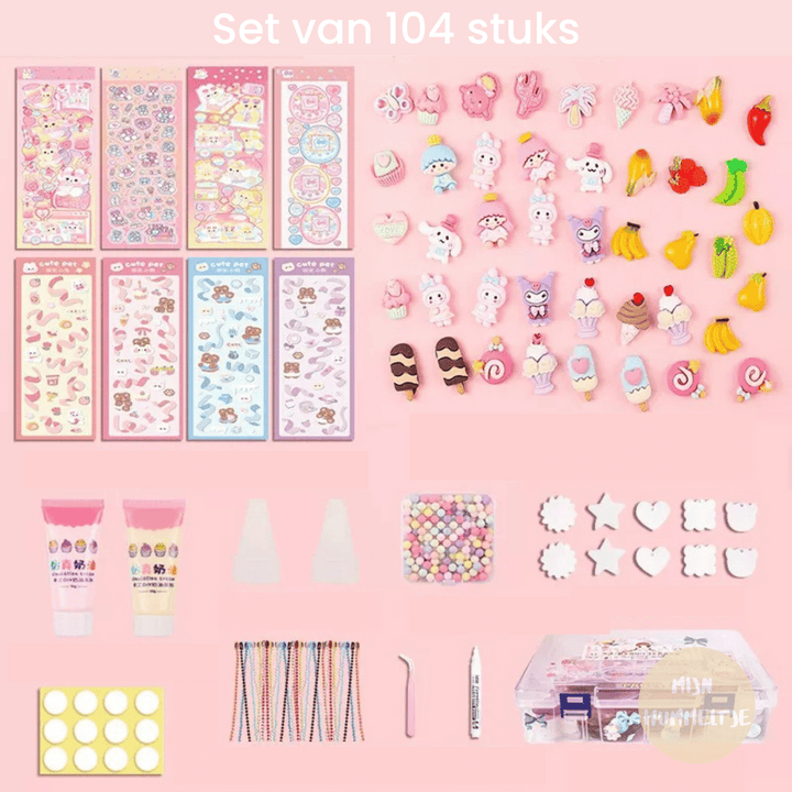 104-teiliges DIY-Nagelkunst-Set mit Aufklebern, Dekorationen und Werkzeugen, rosa Hintergrund.