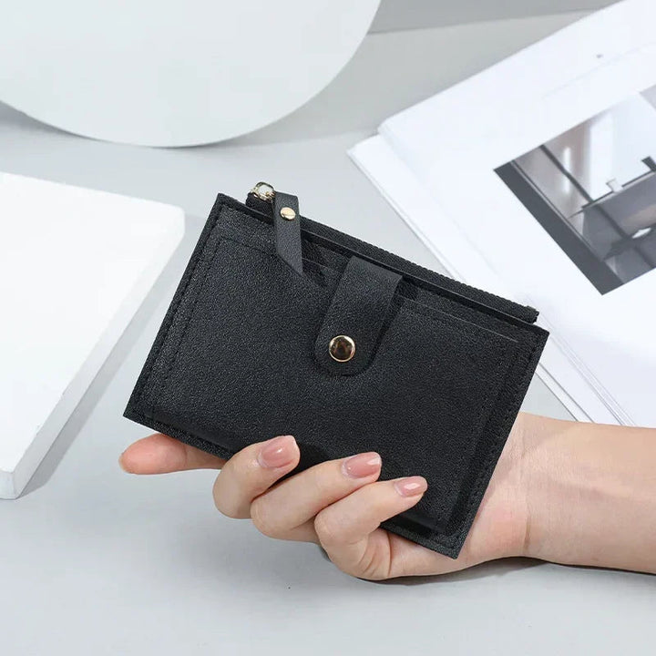 Schwarzes Lederkartenetui, minimalistisches Design, handgehalten, stilvoll und funktional.
