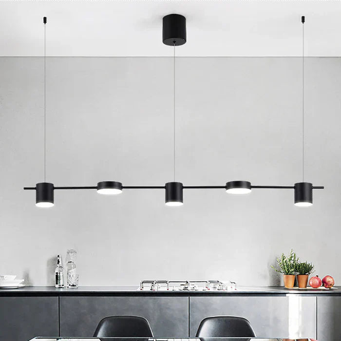 Moderne schwarze Pendelleuchte über Kücheninsel, minimalistisch, LED, Metall, zeitgenössisches Design.