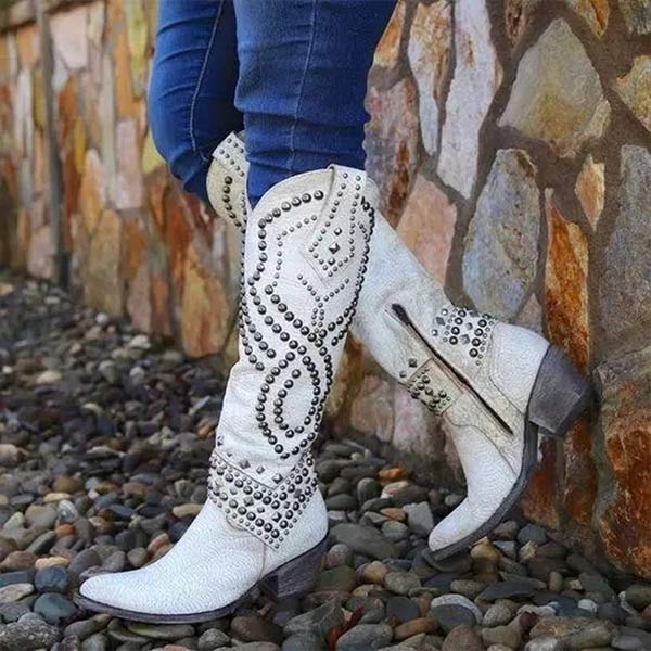 Weiße Cowboystiefel mit Nieten, Damenmode, Leder, Westernstil, Steinwand, Jeans.