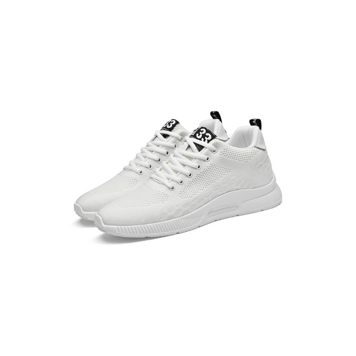 Weiße Sportschuhe aus Mesh, atmungsaktiv, mit Schnürsenkeln, ideal für Laufen und Fitness.