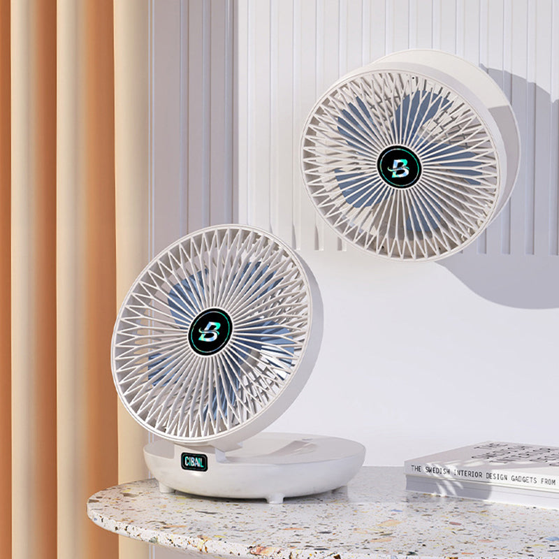 Zwei weiße, runde Tischventilatoren mit Gitterdesign auf Marmoroberfläche, modernes Design.