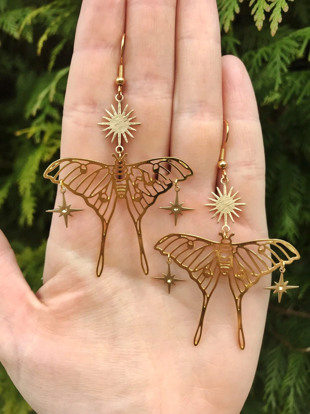 Goldene Schmetterling-Ohrringe mit Sternanhängern, filigranes Design, handgefertigter Schmuck.