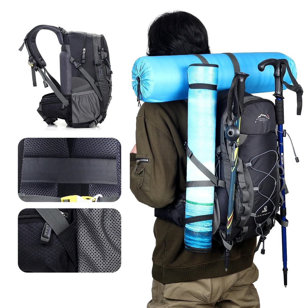 Mann mit schwarzem Wanderrucksack, blauer Isomatte und Trekkingstöcken, Outdoor-Ausrüstung.
