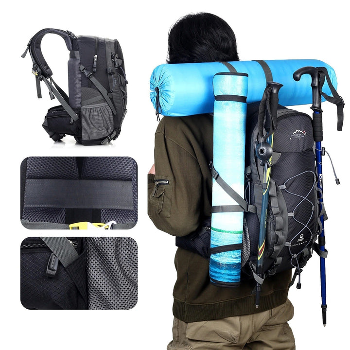Mann mit schwarzem Wanderrucksack, blauer Isomatte und Trekkingstöcken, Outdoor-Ausrüstung.
