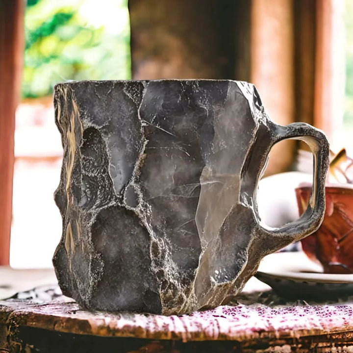 Große graue Steintasse mit natürlicher Textur auf Holztisch, rustikales Design, Kaffeetasse.