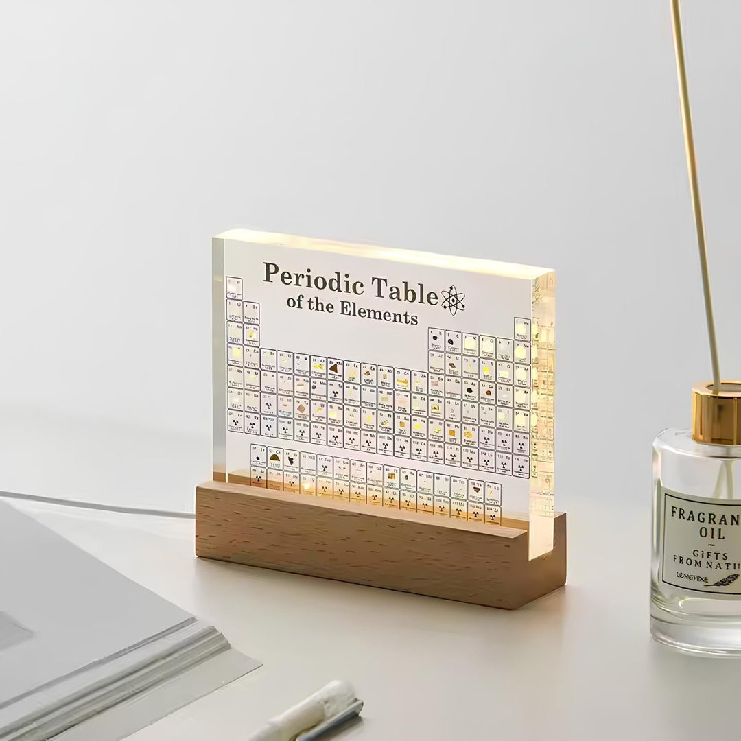 Leuchtende Periodensystem-Lampe auf Holzsockel, dekorative Beleuchtung, modernes Design.