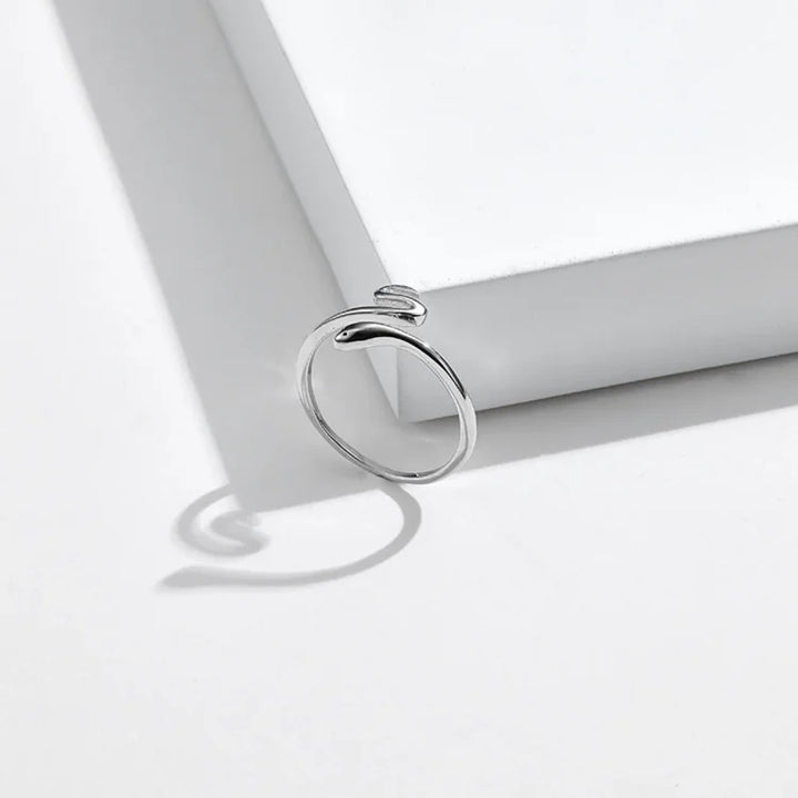 Silberner minimalistischer Ring, offenes Design, modern, Schmuck für Damen, elegantes Accessoire.