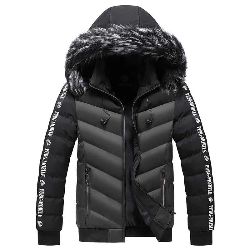 Schwarze Winterjacke mit Kunstfellkapuze, Reißverschluss, Schriftzug auf Ärmeln, warm, modisch.