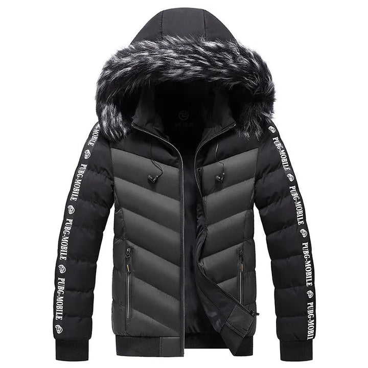 Schwarze Winterjacke mit Kunstfellkapuze, Reißverschluss, Schriftzug auf Ärmeln, warm, modisch.