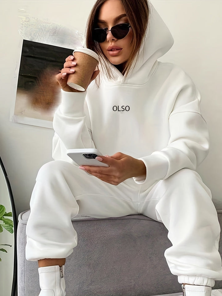 Frau in weißem Hoodie mit Smartphone und Kaffeebecher, modisch, lässig, Sonnenbrille.