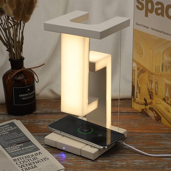 Moderne LED-Tischlampe mit kabelloser Ladestation, beige, Holzoptik, für Wohnzimmer.