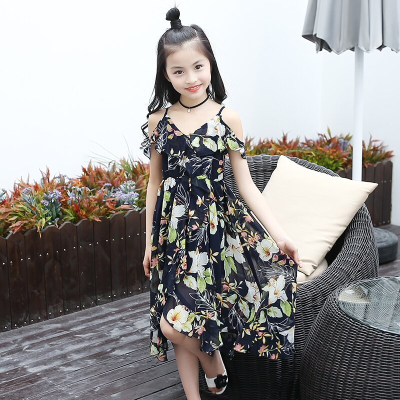 Mädchen in geblümtem Sommerkleid, Boho-Stil, schwarz, Freizeit, für Strand, 6-14 Jahre.