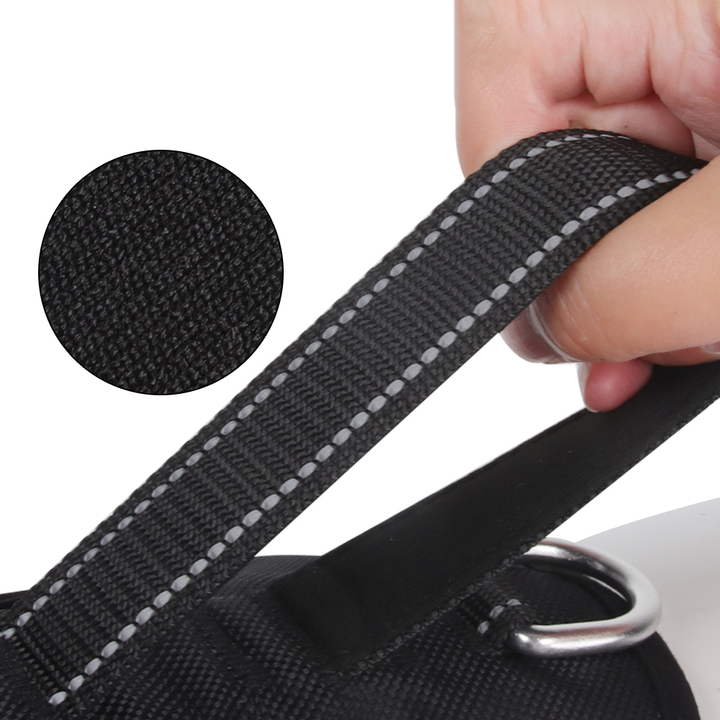 Schwarzer Nylon-Gurt mit reflektierenden Nähten, robust und langlebig für Outdoor-Ausrüstung.