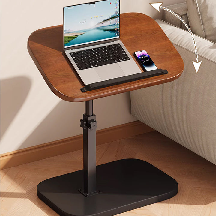 Stůl s hnědou deskou u pohovky, na desce notebook a telefon, šipky ukazují naklopení nebo otočení desky. 2