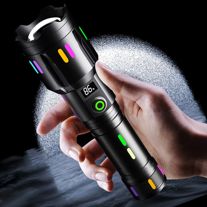 Schwarze LED-Taschenlampe mit Display, bunte Akzente, in Hand gehalten, wasserdicht.