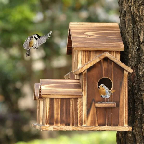 Holz-Vogelhaus am Baum mit zwei Vögeln, ideal für Garten, natürliche Optik, wetterfest.