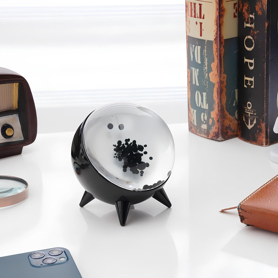 Schwarze Ferrofluid-Lampe auf Schreibtisch, modernes Design, magnetisches Deko-Objekt.