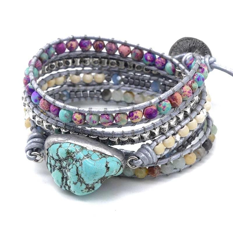 Mehrschichtiges Armband mit türkisfarbenem Stein und bunten Perlen, handgefertigt, Boho-Stil.