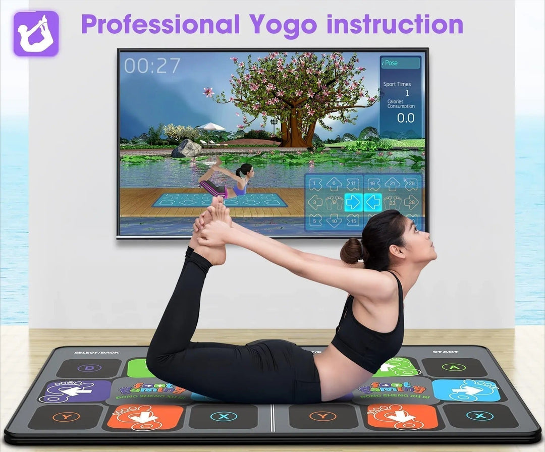 Frau in Yoga-Pose auf interaktivem Fitness-Matte vor Bildschirm, Yoga-Übung, Indoor-Training.