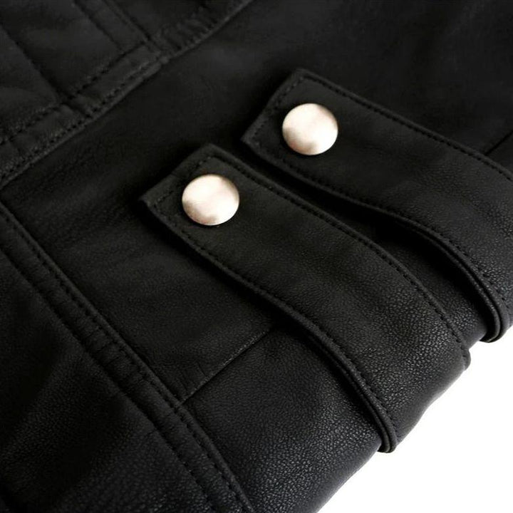 Schwarze Lederjacke mit silbernen Knöpfen, modisch, hochwertig, stilvoll, Detailansicht.